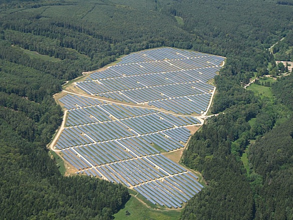 Elektrárna Ralsko Ra1a je součástí jedné z největších fotovoltaických elektráren v Česku (zdroj http://www.sudop.cz/ ).