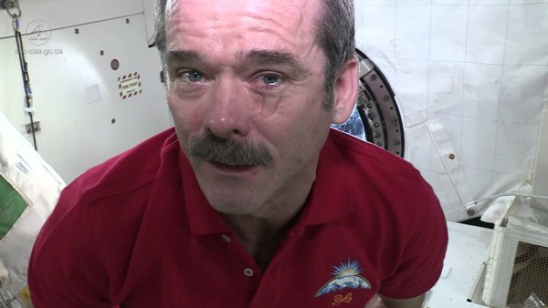 KanadskĂ˝ astronaut Chris Hadfield pĹ™edvĂˇdĂ­ dalĹˇĂ­ efekt stavu beztĂ­Ĺľe na oÄŤi. Slzy se ÄŤlovÄ›ku nezkutĂˇlĂ­ po tvĂˇĹ™i, ale vytvoĹ™Ă­ kolem oka vodnĂ­ bublinu.  Zdroj: http://i.ytimg.com/