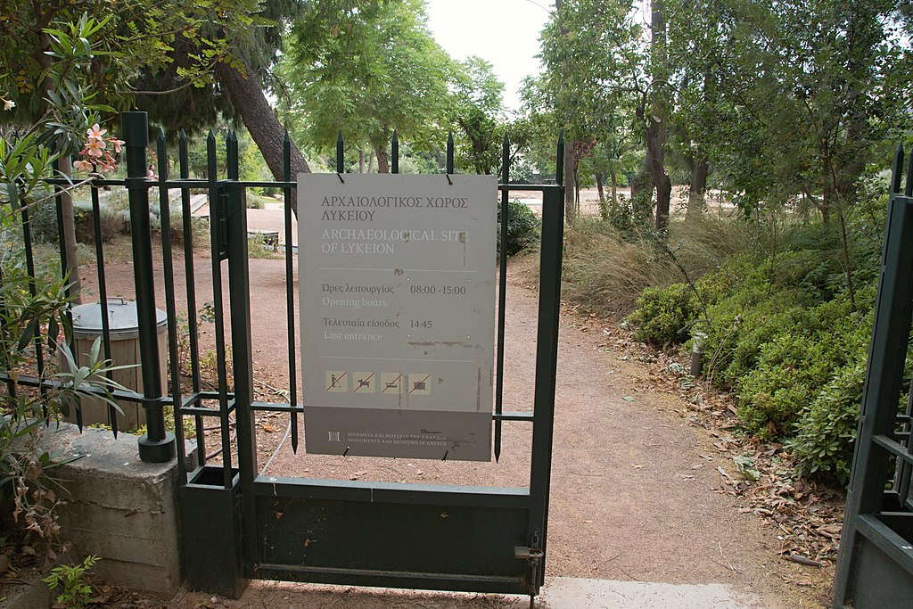 Brána Aristotelovy athénské školy je otevřená. (Nyní je blízko diplomatické čtvrti.) Kredit: Zde, Wikimedia Commons.