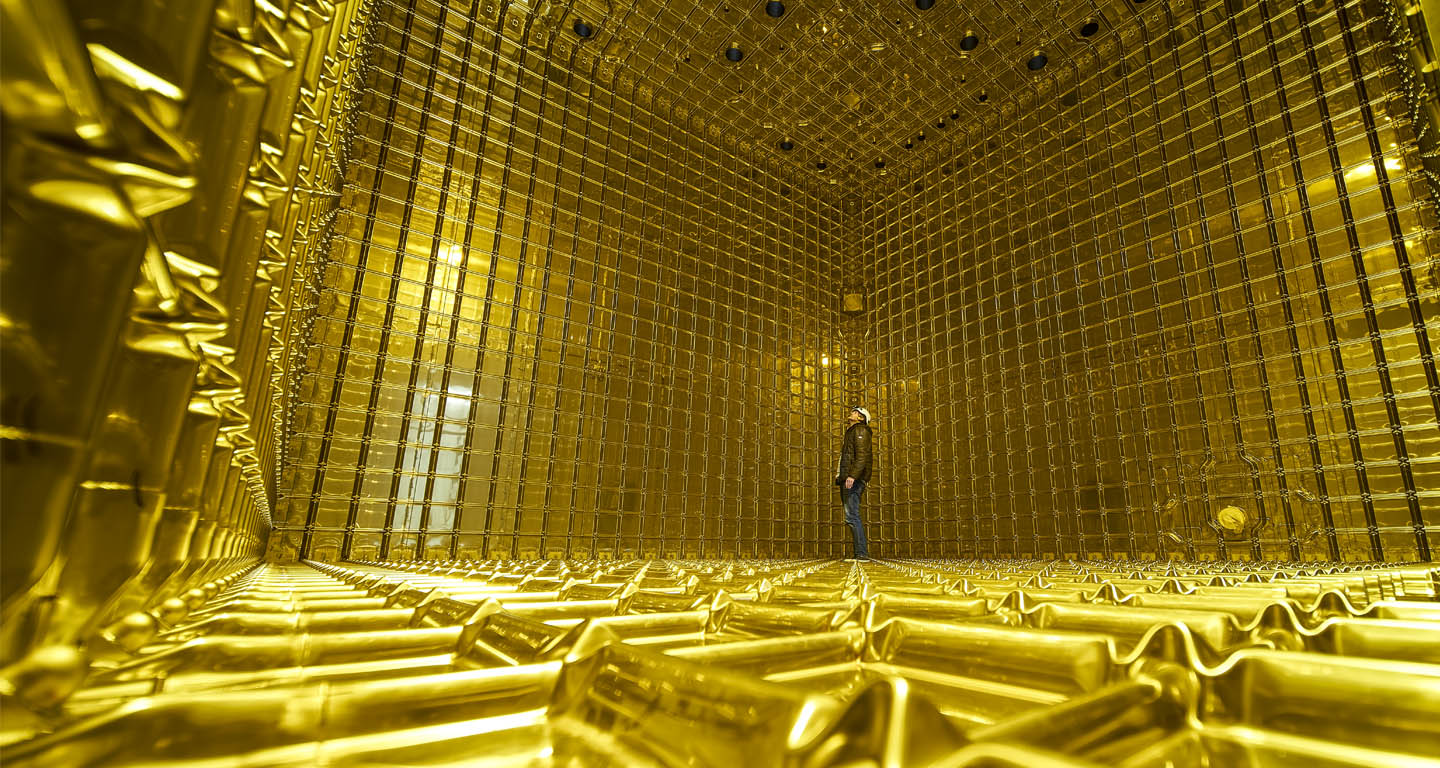 Budování testovacího prototypu detektoru DUNE v laboratoři CERN (zdroj CERN).