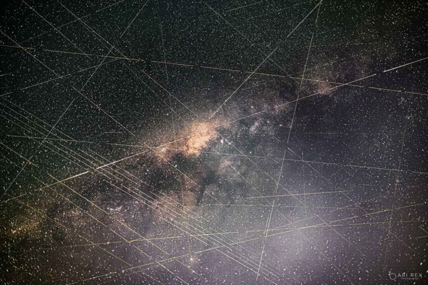 Stopy Starlinků přes Mléčnou dráhu. Opravdu chceme takovou budoucnost pozemní astronomie? Zdroj: https://www.astronomy.com/