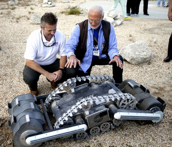 Rover RASSOR, Rob Mueller â€“ senior technologist a astronaut Buzz Aldrin. Credits: NASA/Ben Smegelsky