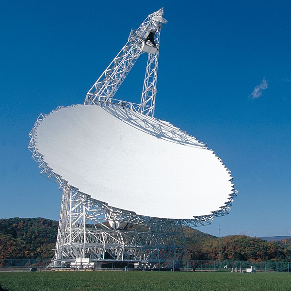 Legendární teleskop Green Bank. Kredit: NRAO/AUI/NSF.