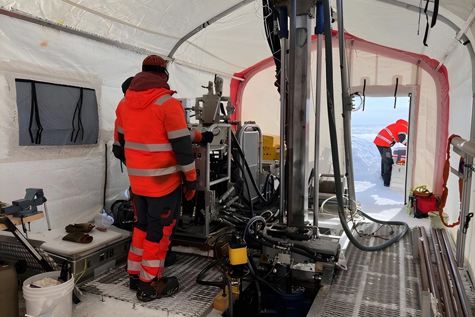 Vrtání se soupravou Agile Sub-Ice Geological Drill. Kredit: Jason Briner/University at Buffalo.