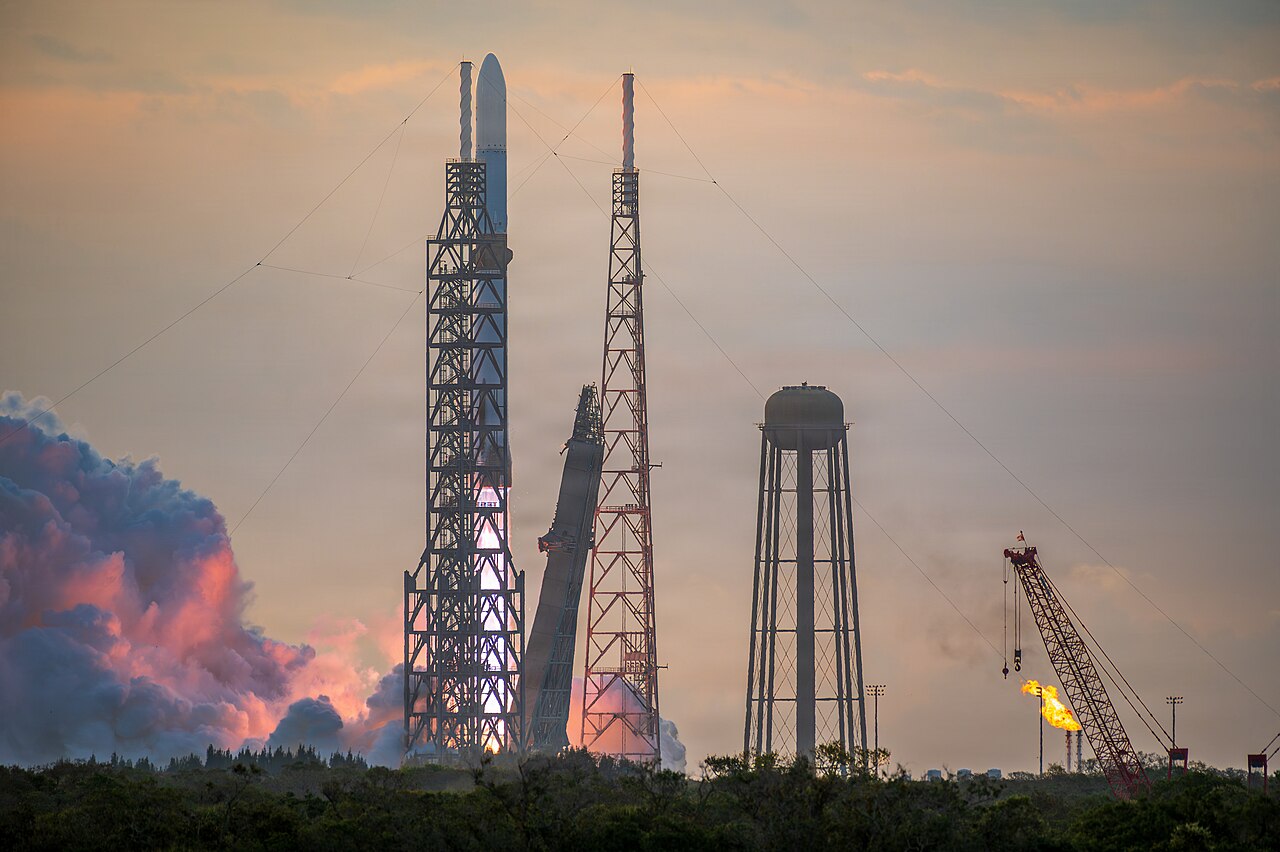 Start rakety New Glenn na Startovacím komplexu 36 dne 19. dubna 2026. Kredit: US Air Force, Wikimedia Commons.