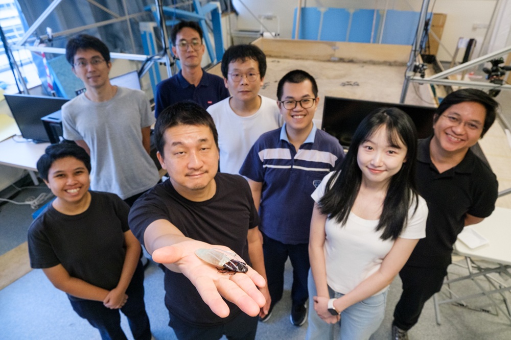 Hirotaka Sato se švábem. Kredit: NTU Singapore.