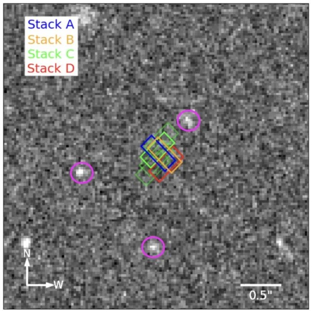 Záhadný signál přichází z oblasti, kde se nejvíce protínají barevné obdélníky. Kredit: Huberty et al. (2026), Astronomical Journal.
