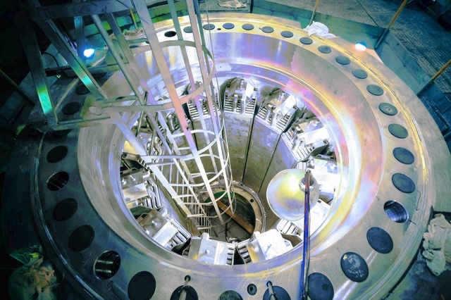 Dokončovaný druhý reaktor RITM200 pro ledoborec Ural (zdroj Atomenergomaš).