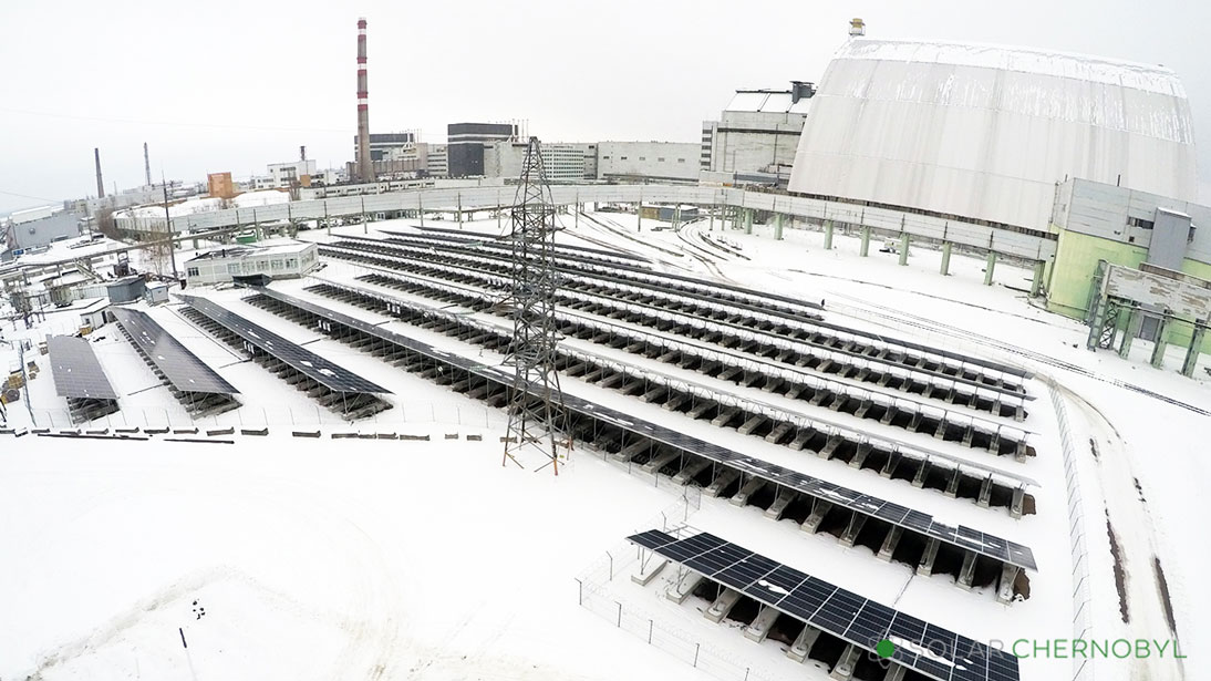 První větší fotovoltaická elektrárna o výkonu 1 MW začala v Černobylu pracovat v roce 2018 (zdroj Solar Chernobyl).