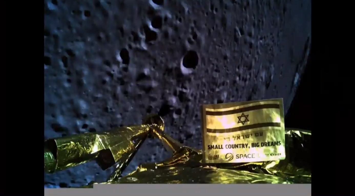 Vlastní snímek přistávacího modulu Beresheet na pozadí povrchu Měsíce pár minut před dopadem (zdroj SpaceIL).