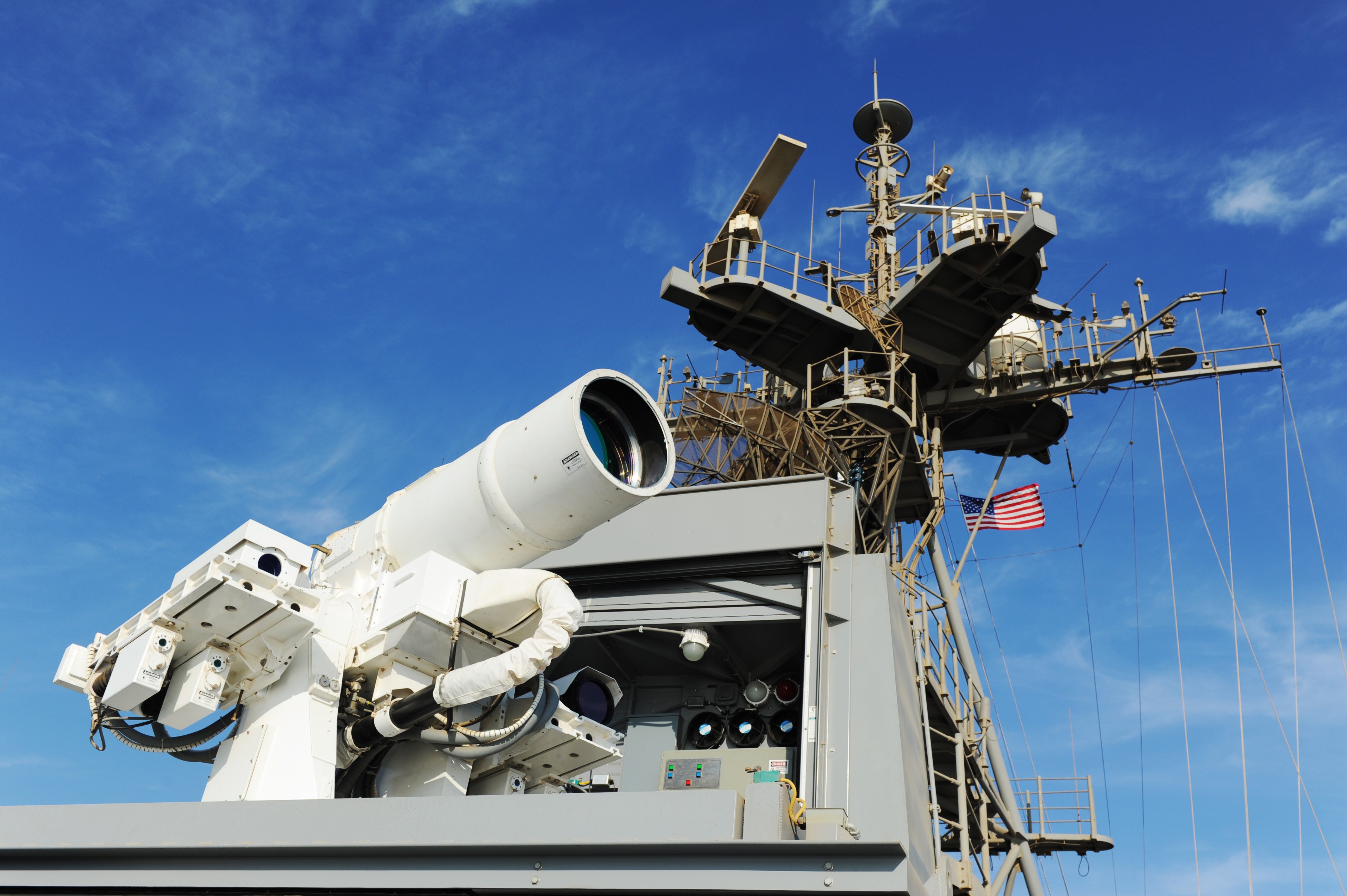 Kontinuální laserový systém LaWS na lodi USS Ponce. Kredit: US Navy.