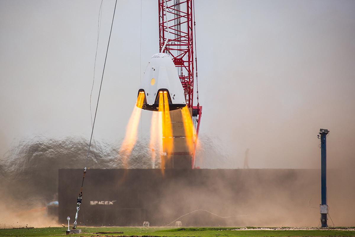 Testy motorĹŻ kosmickĂ© lodi Dragon. Kredit: SpaceX.