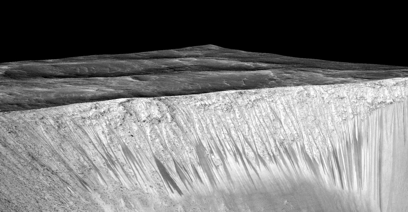 PÄ›tkrĂˇt vĂ˝ĹˇkovÄ› protaĹľenĂ˝ snĂ­mek krĂˇteru Garni, kde jsou vidÄ›t stopy po tekoucĂ­ vodÄ›. Zdroj: http://www.nasa.gov/