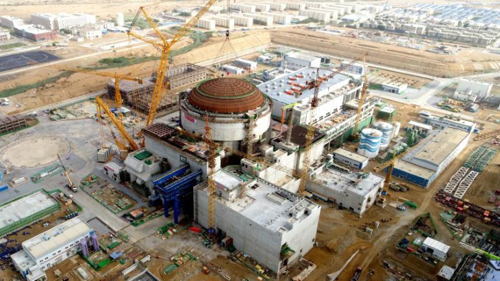 Na druhý blok jaderné elektrárny Karáčí, který je prvním s reaktorem HPR-1000 (Hualong One), v Pakistánu byl umístěn vrchlík vnějšího pláště kontejnmentu (zdroj CNNP).