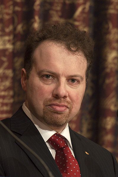 Adam Riess (2011). Kredit: Holger Motzkau / Wikimedia Commons.