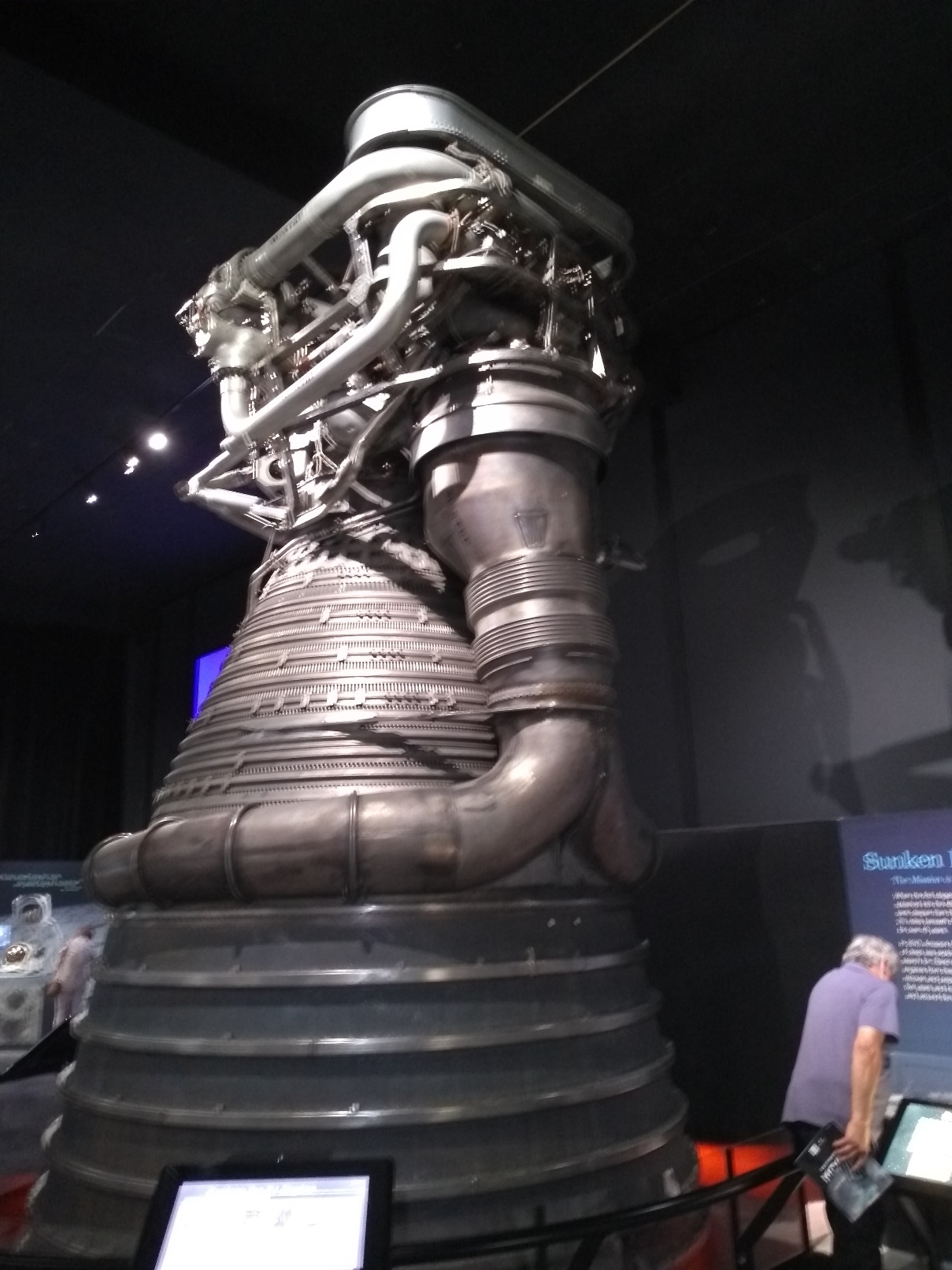 Pro srovnání původní motor F-1 rakety Saturn 5 připravovaný pro Apolla 16, který se ale nakonec nepoužil, na výstavě k výročí Apolla 11 v Leteckém muzeu Seattle (zdroj Vladimír Wagner).