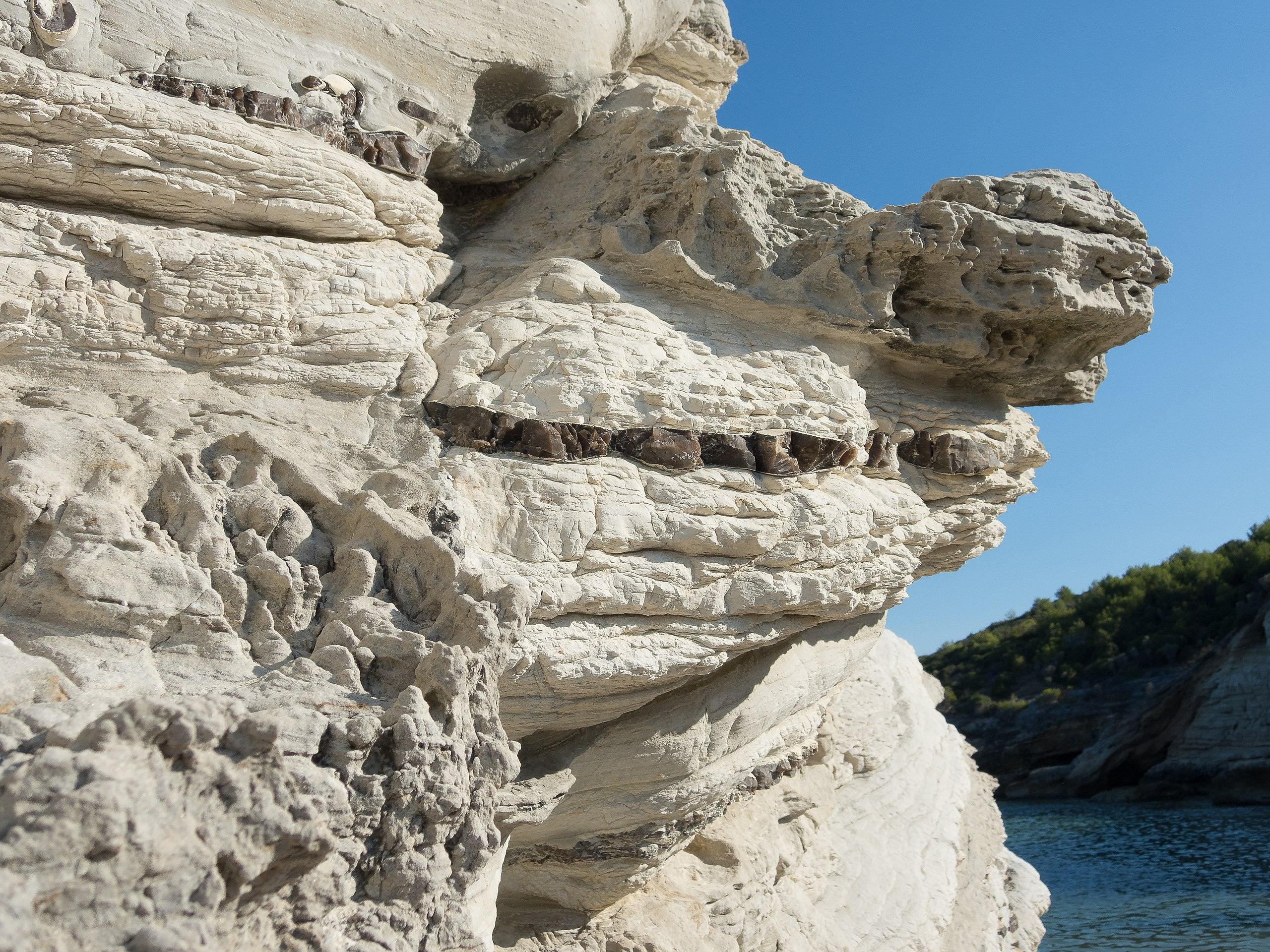 Garganské pazourky (Gargano flint) ve vápenci na pláži u Vieste. Foto: 2019 (commons.wikimedia.org).