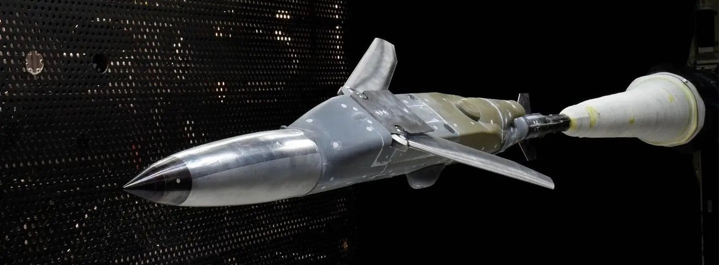 Kit Powered JDAM během testů v aerodynamickém tunelu. Kredit: Boeing.