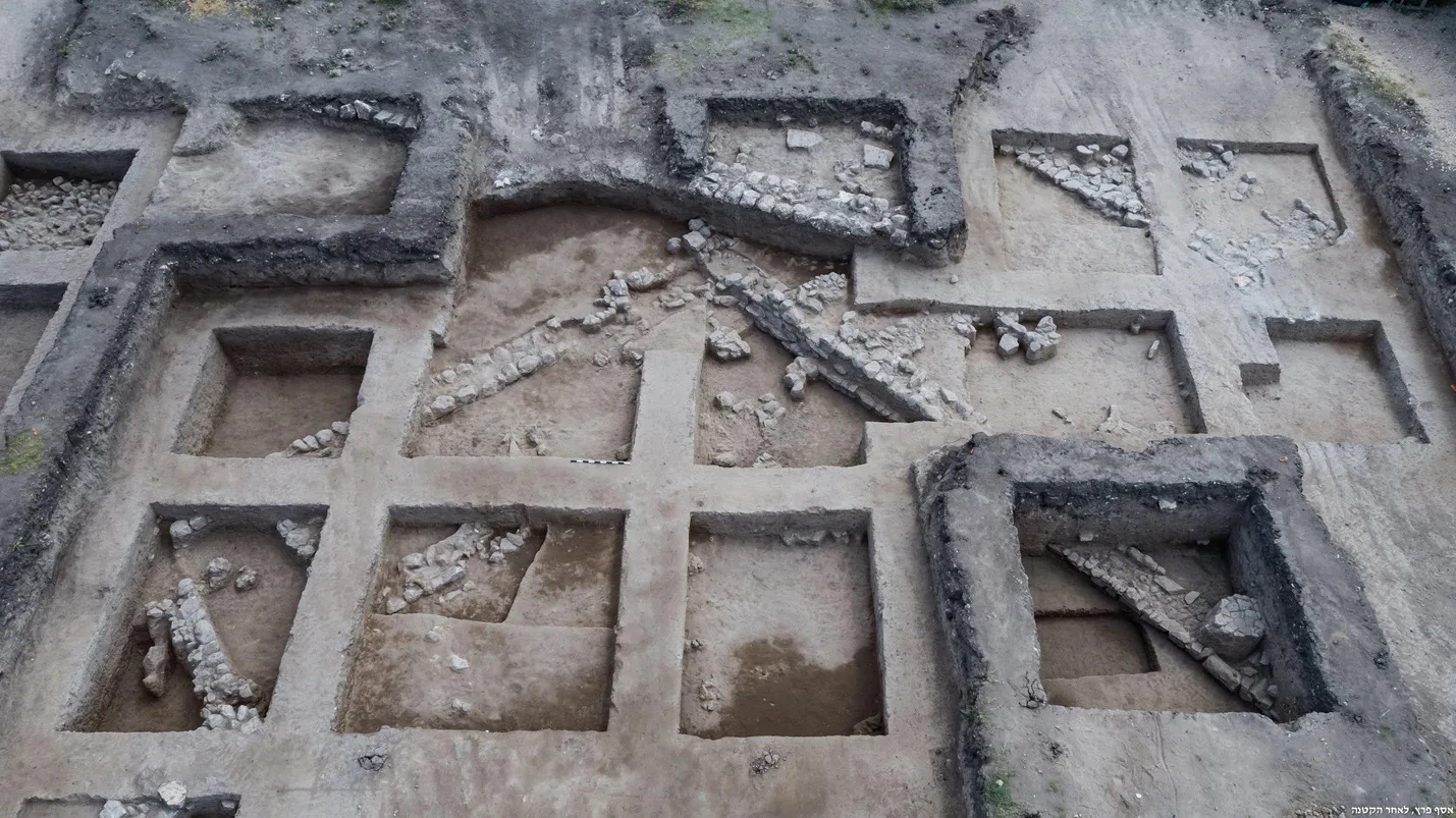 Zbytky domu na lokalitě ‘En Esur, kde byly rovněž nalezeny projektily. Kredit: Assaf Peretz, Israel Antiquities Authority.