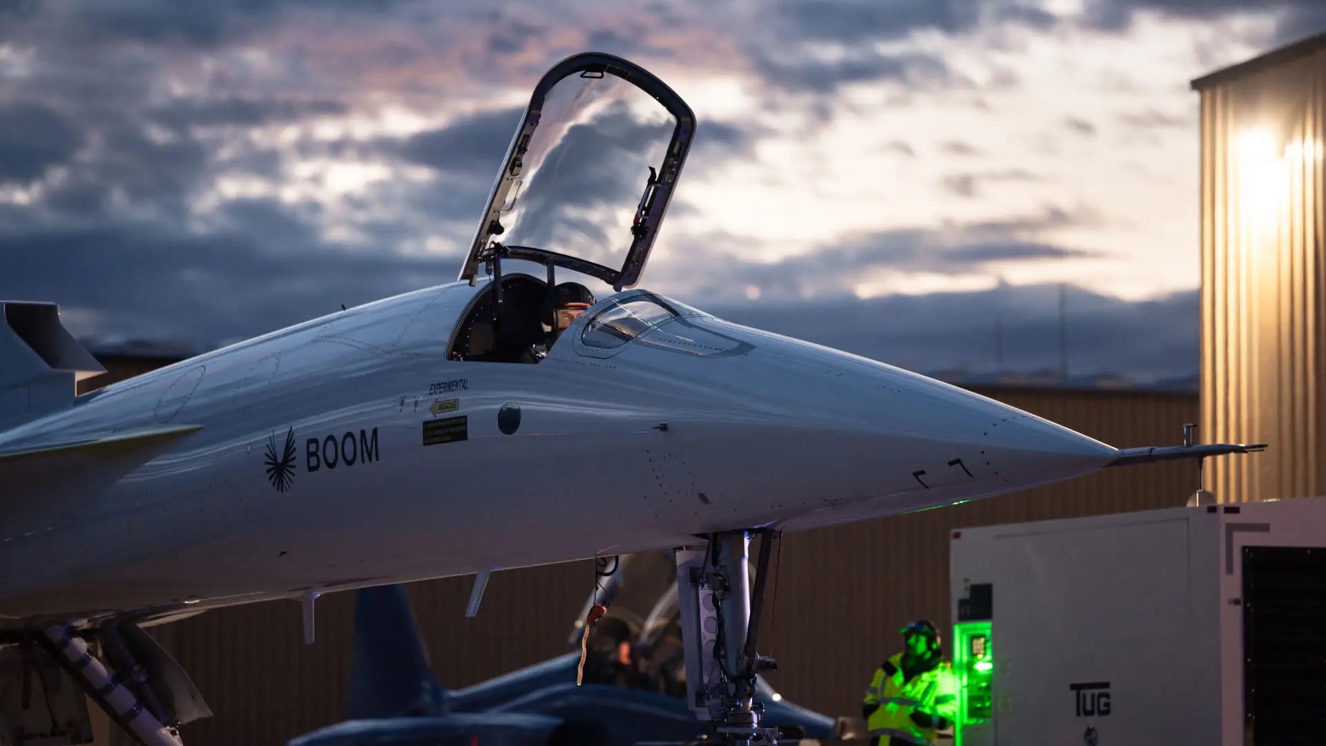 Boom s pilotem před prvním letem. Kredit: Boom Supersonic.