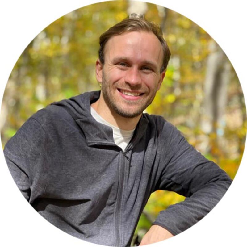 Vlevo silovoň hned po zásahu bleskem, vpravo stejný strom o dva roky později. Kredit: Evan Gora.