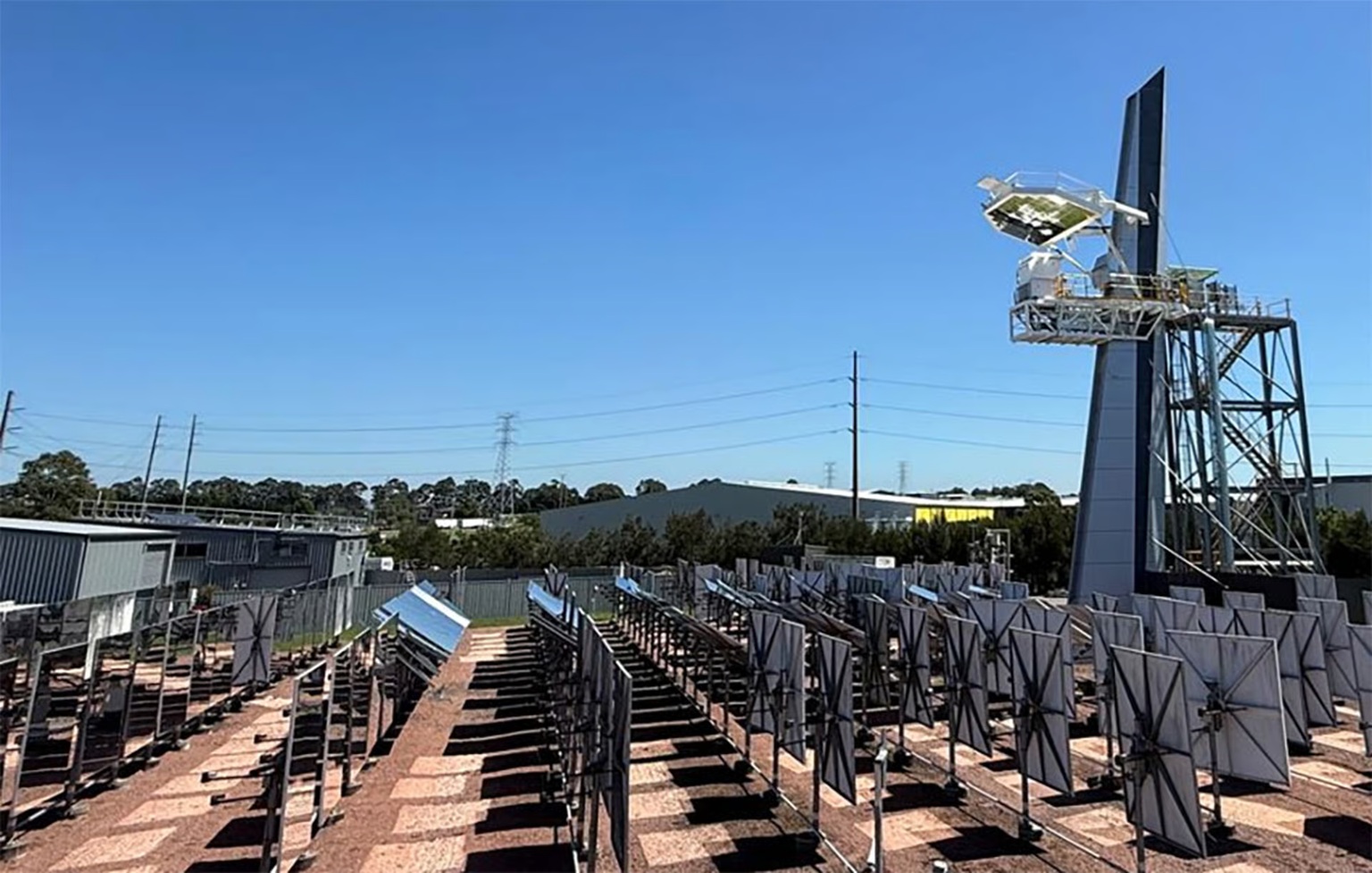 První australský „beam-down“ solární reaktor. Kredit: CSIRO.