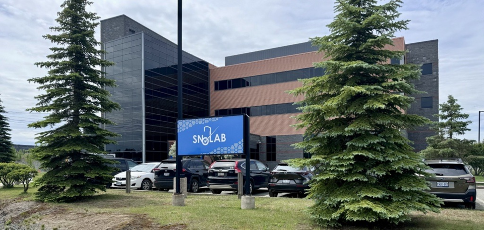 SNOLAB na povrchu. Kredit: Michael D. Whitehouse. Wikimedia Commons, CC0.