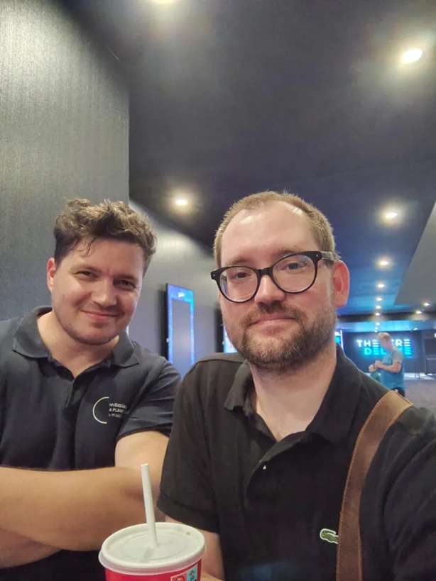 S Michalem se známe už od roku 2007, kdy jsme byli oba ještě mladí „dinosauří entuziasté“, kterými jsme ostatně doteď (jen už jsme trochu méně mladí). Nicméně snímek Jurský svět: Znovuzrození jsme si nenechali ujít a nelitovali jsme toho. Kredit: Mic