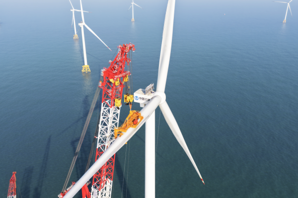 Instalace 20MW turbíny. Kredit: SASAC.