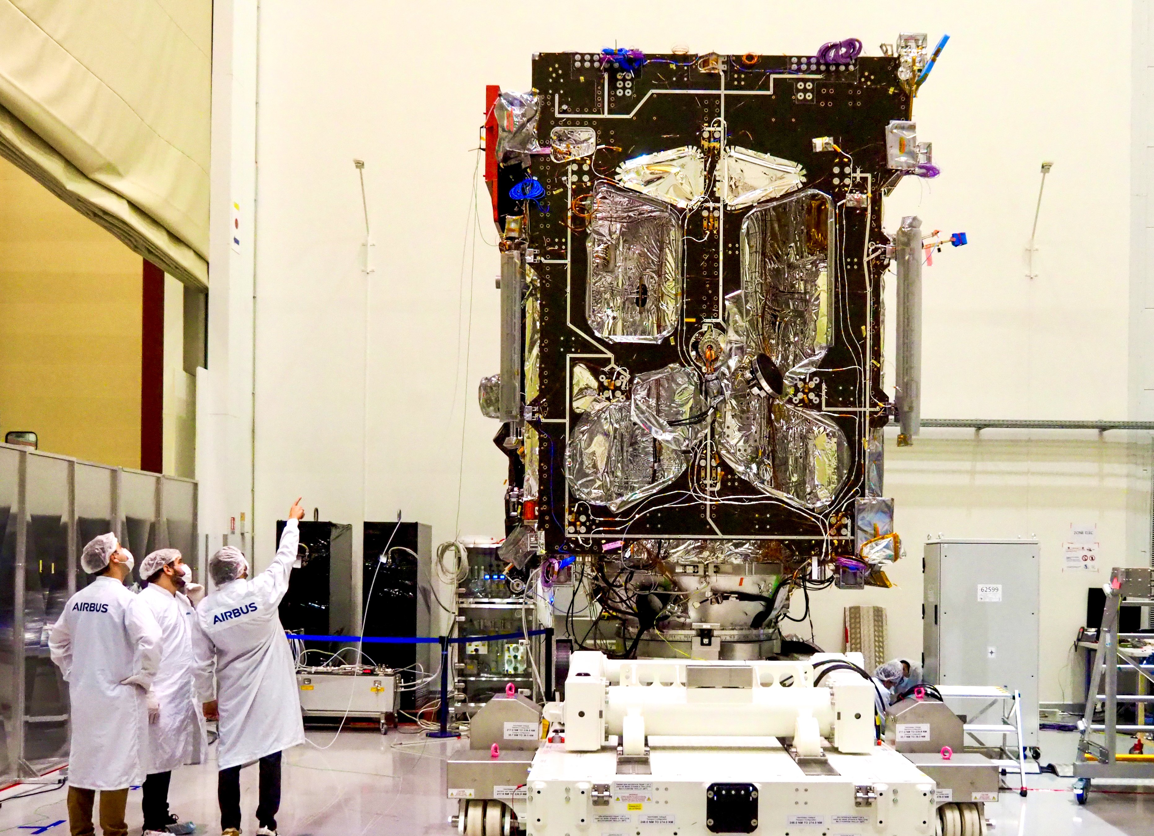 Sestavovaní sondy JUICE. Zdroj: https://pbs.twimg.com/