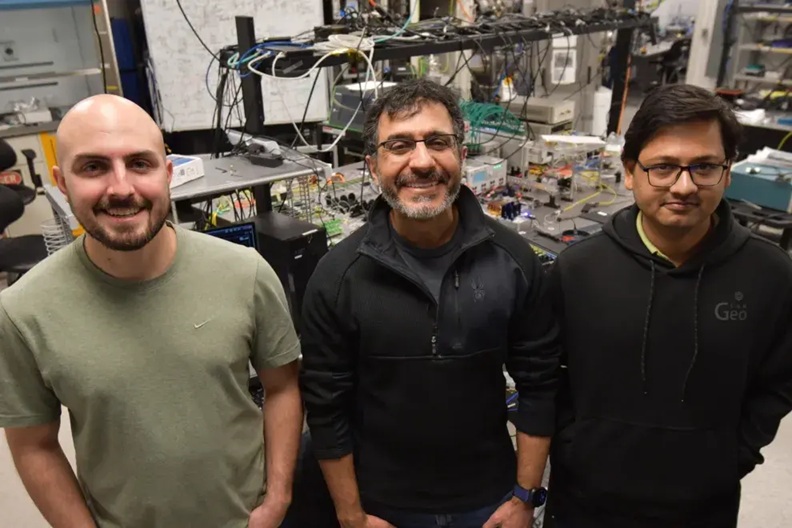 Bhavin Shastri uprostřed. Kredit: Queen's University.