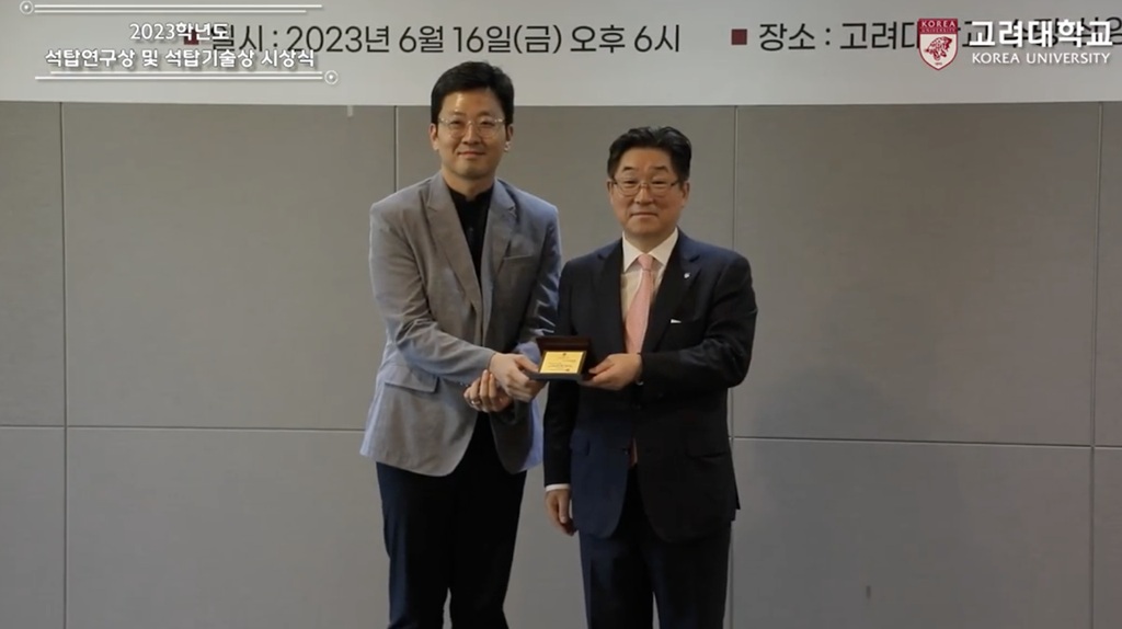 Seungwoo Lee (vlevo). Kredit: KU-KIST Graduate School of Converging Science and Technology.