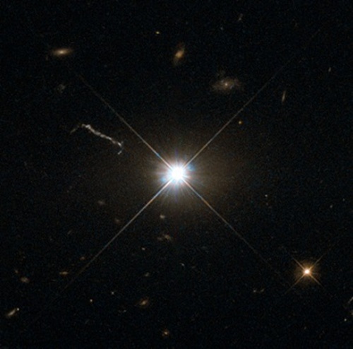 Kvasar 3C 273 na snímku Hubbleova dalekohledu. Zdroj: https://upload.wikimedia.org/. Kredit: Hubble ESA. CC BY 2.0