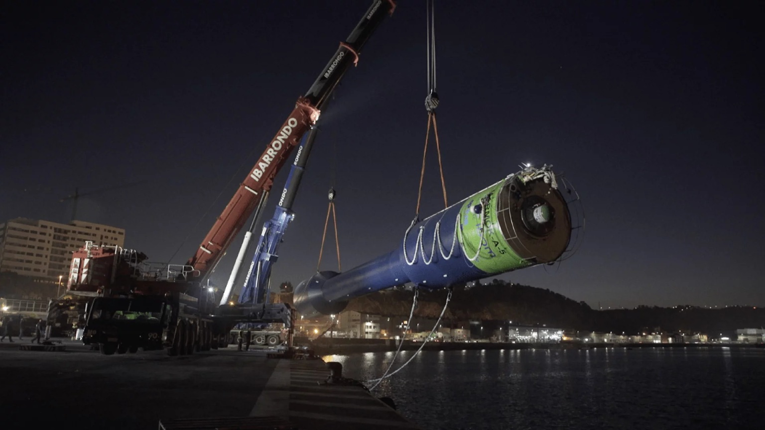 Bóje jde do vody. Kredit: IDOM (Oceantec).