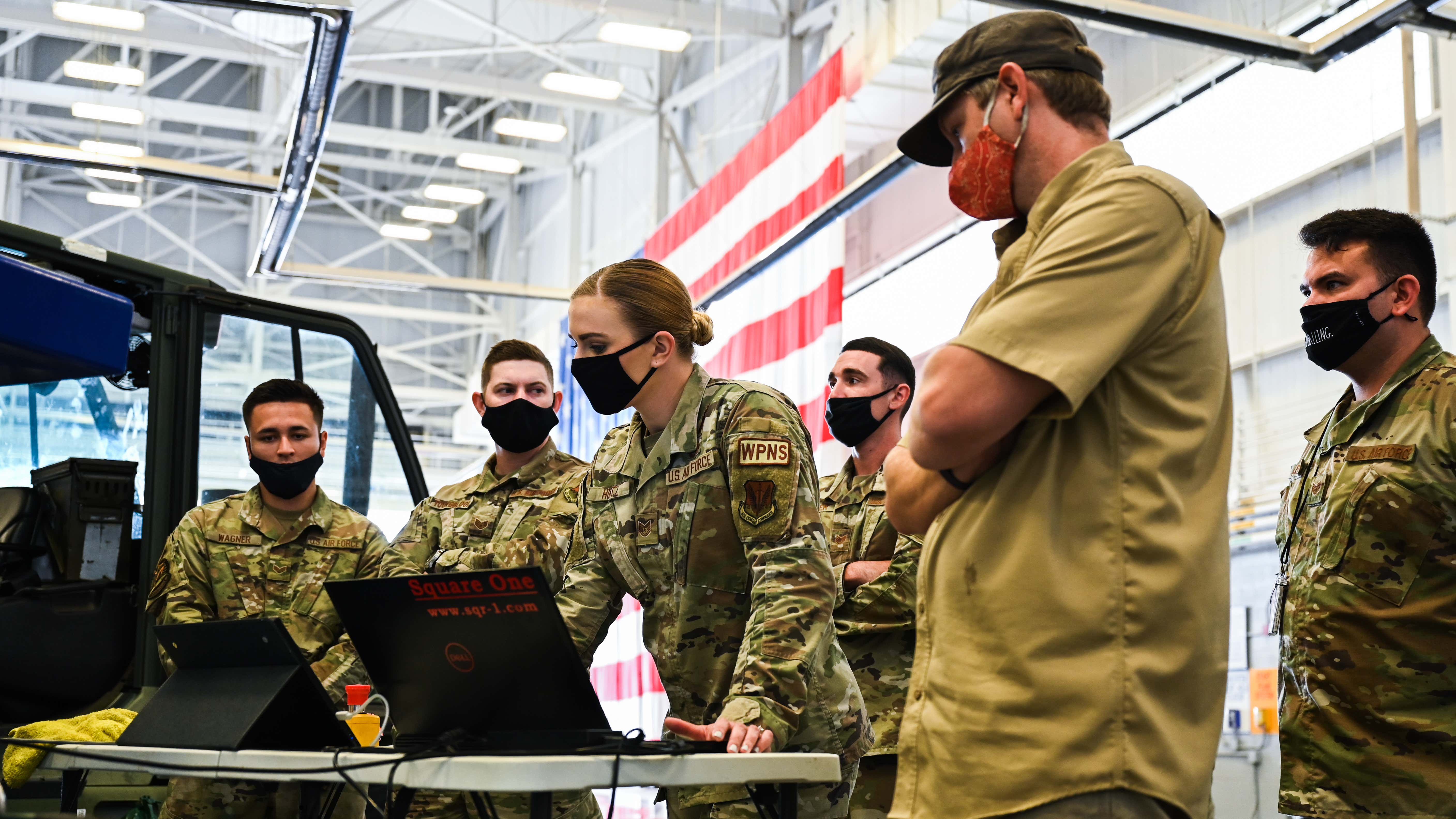 Robotický nakladač MHU-TSX obsluhuje jeden operátor. Kredit: US Air Force / William Pugh.