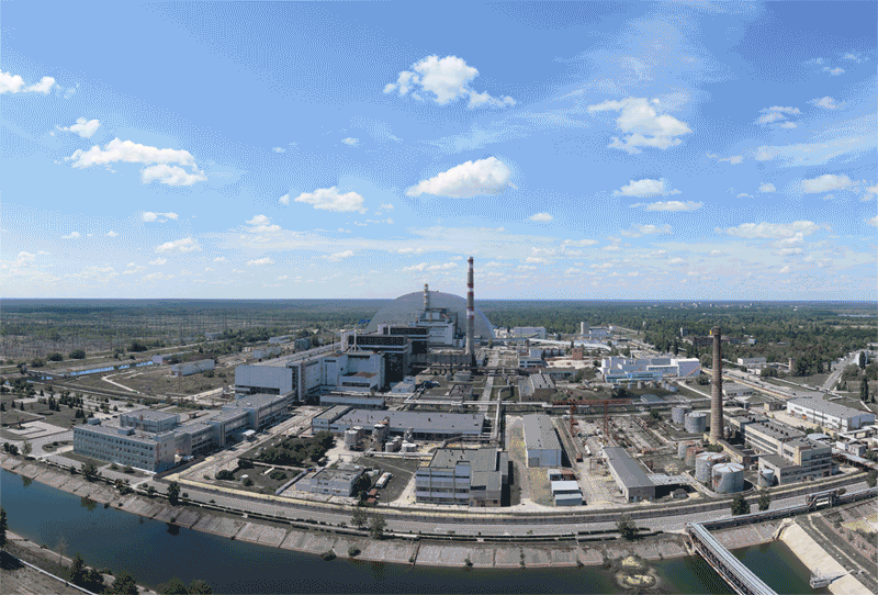 Areál Černobylské jaderné elektrárny s novým sarkofágem (zdroj Černobylská jaderná elektrárna).