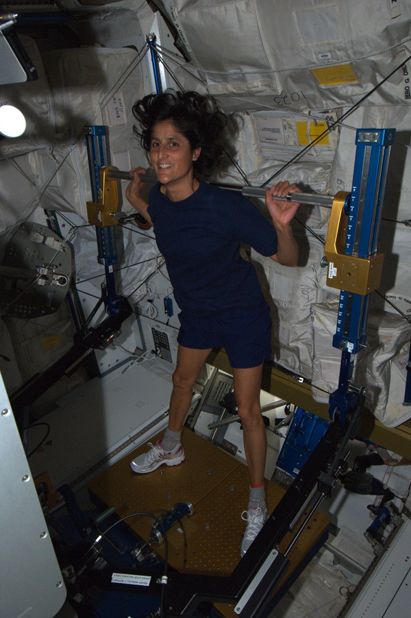 Sunita Williams cviÄŤĂ­ na zaĹ™Ă­zenĂ­ ARED. Zdroj: http://www.fragileoasis.net/