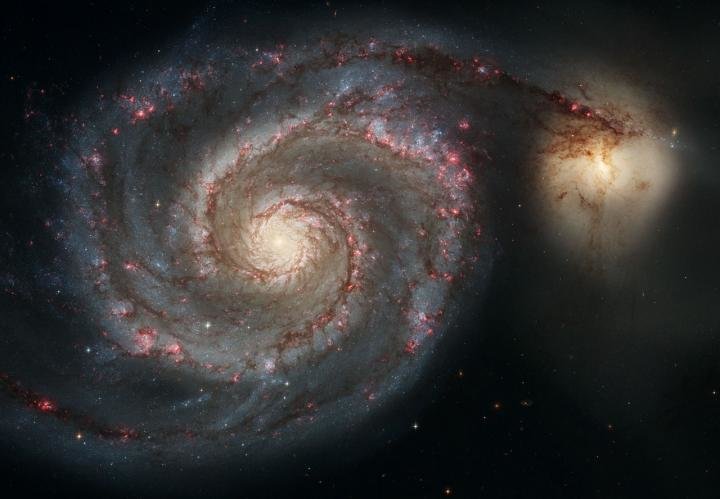 – Splývání Vírové galaxie M51a s doprovodnou galaxií M51b. Velikostí jsou podobné Mléčné dráze a Velkému Magellanovu mračnu. Kredit: NASA, ESA, S. Beckwith (STScI), and The Hubble Heritage Team (STScI/AURA).