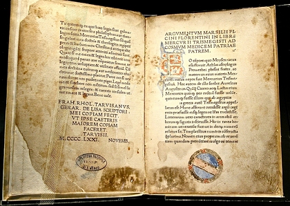 První vydání Ficinova latinského překladu hermetik z roku 1471, Bibliotheca Philosophica Hermetica, Amsterdam. Kredit: Ritman Library via Wikimedia Commons.
