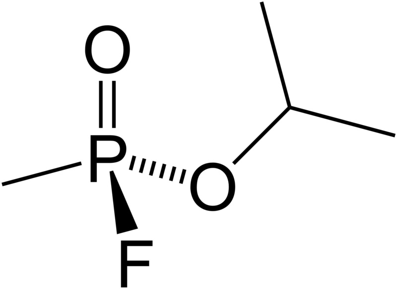 Jednoduchý a smrtící sarin. Kredit: Amir.ahrls / Wikimedia Commons.