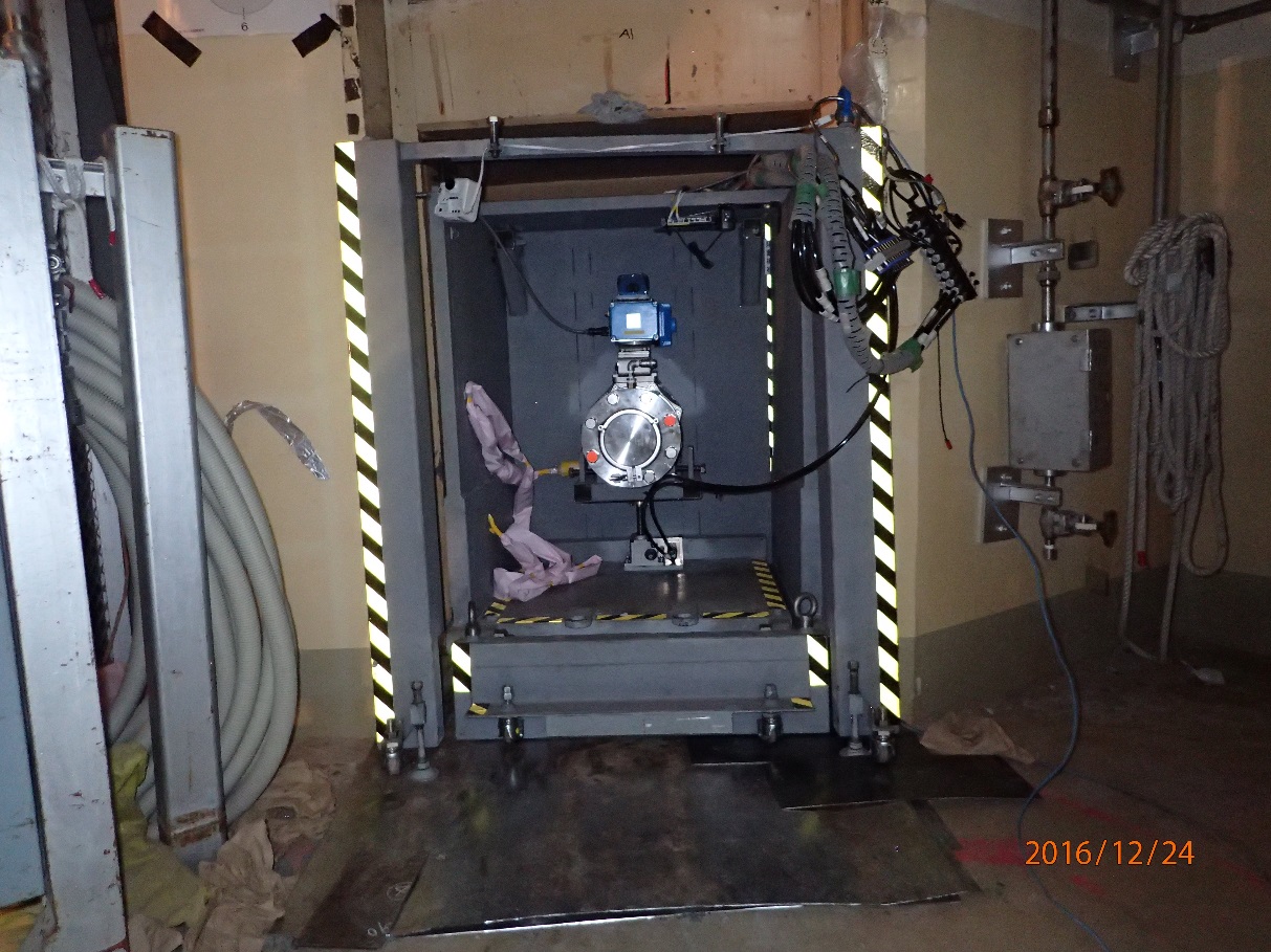 Dokončená sestava pro vstup robota do kontejnmentu musí obsahovat i dostatečně efektivní stínění (zdroj TEPCO).