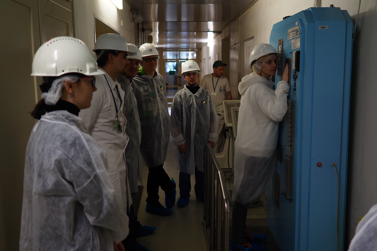Dozimetrické monitorování probíhá i u exkurzi na reaktory Centra výzkumu Řež (zdroj DOD v řežském areálu).