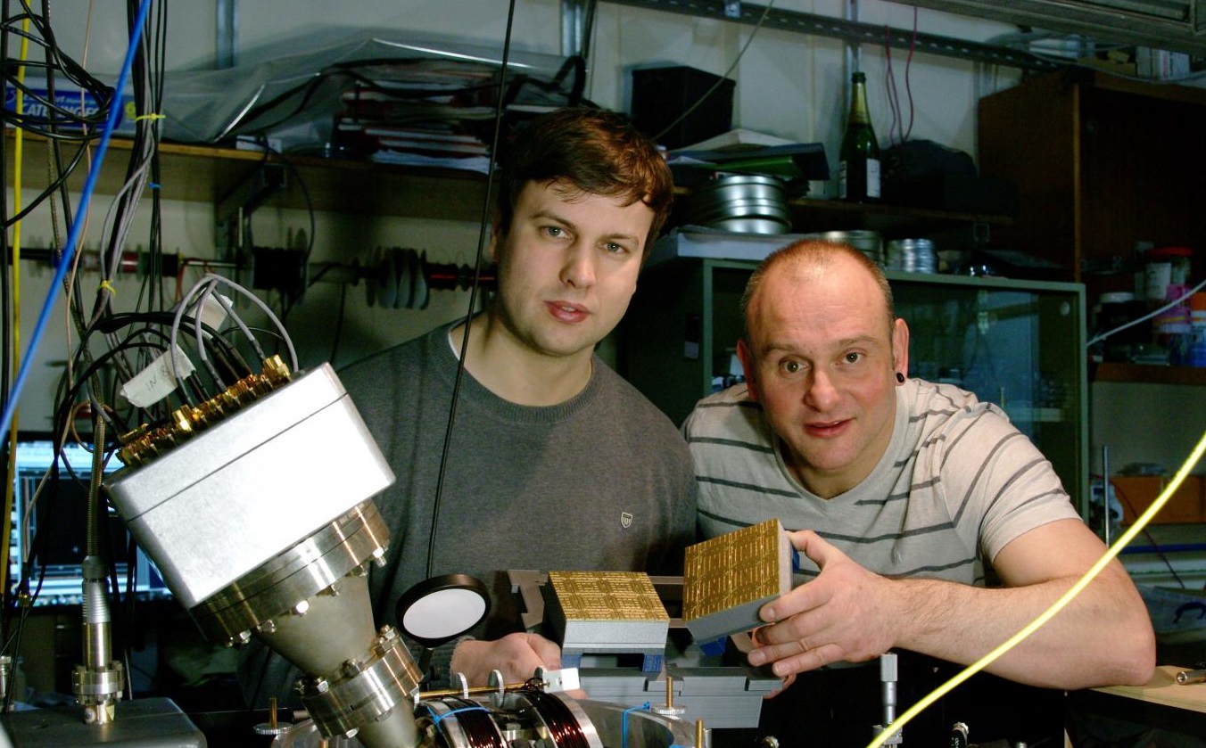 Winfried Hensinger (vpravo) při výrobě prototypu. Kredit: University of Sussex.