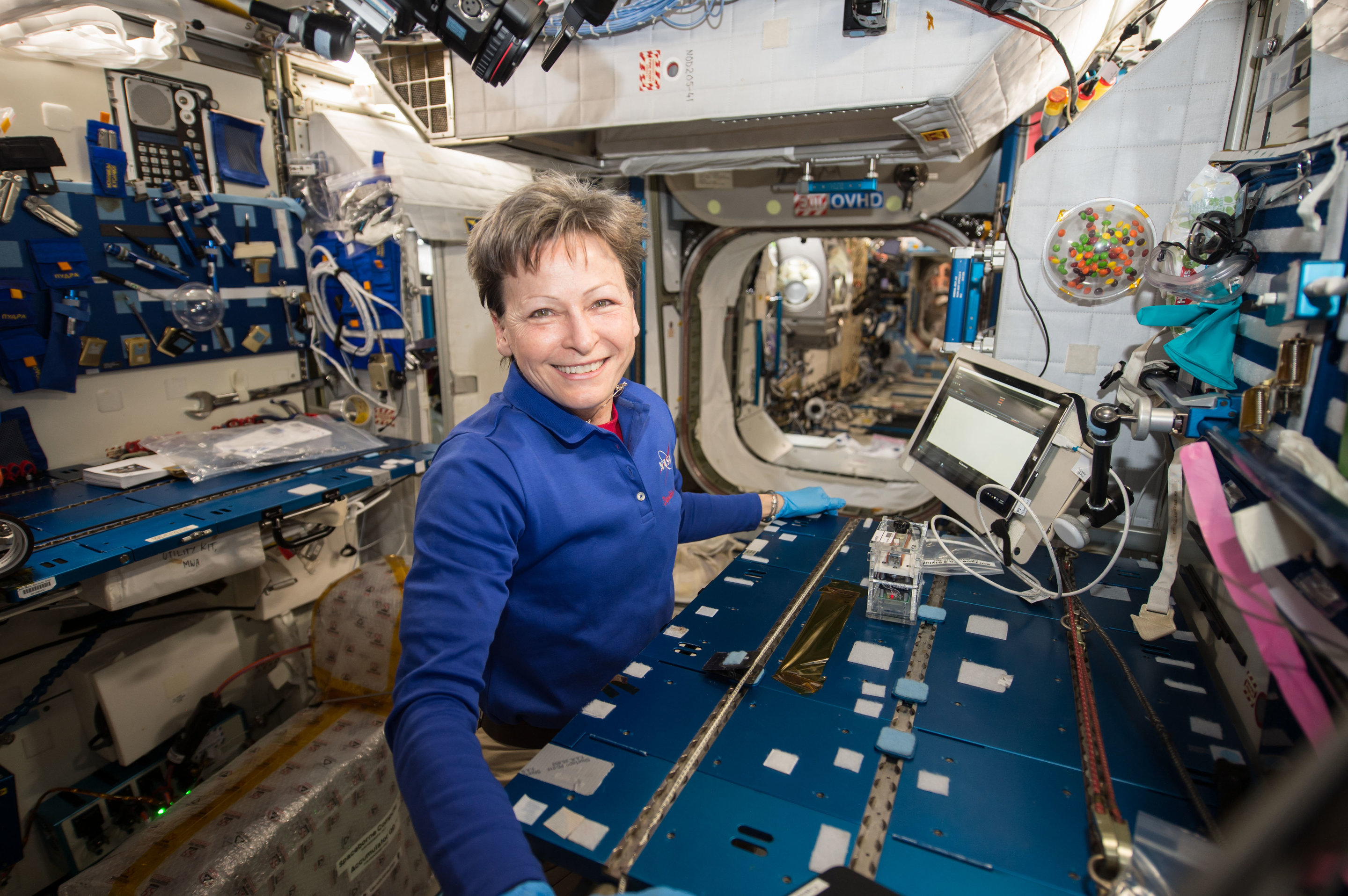 Astronautka Peggy Whitson na Mezinárodní vesmírné stanici. Kredit: NASA.