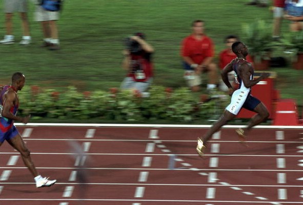 Ve svĂ© dobÄ› (1996) ohromil celĂ˝ atletickĂ˝ svÄ›t Michael Johnson se svou â€ždvoustovkou pro 21. stoletĂ­â€ś. Jeho svÄ›tovĂ˝ rekord 19,32 sekundy vydrĹľel aĹľ do roku 2008, kdy jej na OlympijskĂ˝ch hrĂˇch v Pekingu pĹ™ekonal Usain Bolt. PĹ™esto drĹ