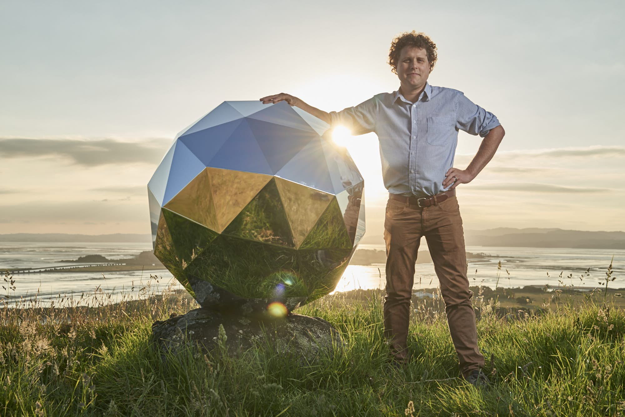 Peter Beck a jeho dílo. Kredit: Rocket Lab.