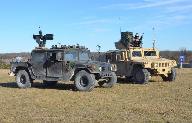 Dvojice Humvee programu Wingman. Kredit: U. S. Army.