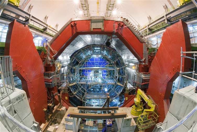 OtevĹ™enĂ˝ magnet experimentu ALICE vyfocenĂ˝ pĹ™ed tĂ­m, neĹľ se uvnitĹ™ nÄ›ho nainstalovaly detektory (zdroj CERN).