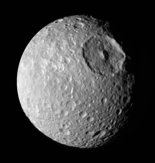 SaturnĹŻv Mimas je ukĂˇzkou tÄ›lesa, kterĂ© se zdĂˇ bĂ˝t geologicky zcela mrtvĂ© (NASA/JPL)