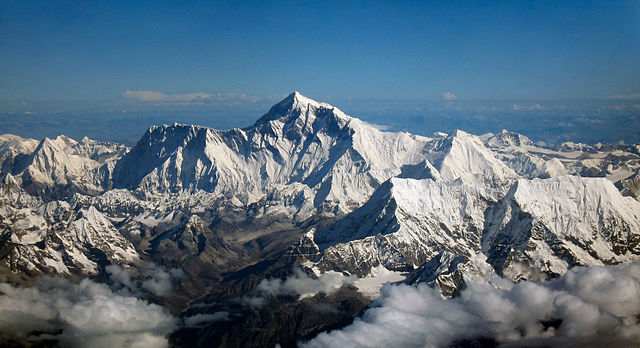 Pohled na nejvyĹˇĹˇĂ­ horu naĹˇeho svÄ›ta, himalĂˇjskĂ˝ Mount Everest. CelĂ© lidskĂ© dÄ›jiny by oproti jejĂ­ nadmoĹ™skĂ© vĂ˝Ĺˇce (coby dobÄ› existence naĹˇĂ­ planety) pĹ™edstavovala jedinĂˇ snÄ›hovĂˇ vloÄŤka. Kredit: Shrimpo1967, Drukair, pĹ™evzato z